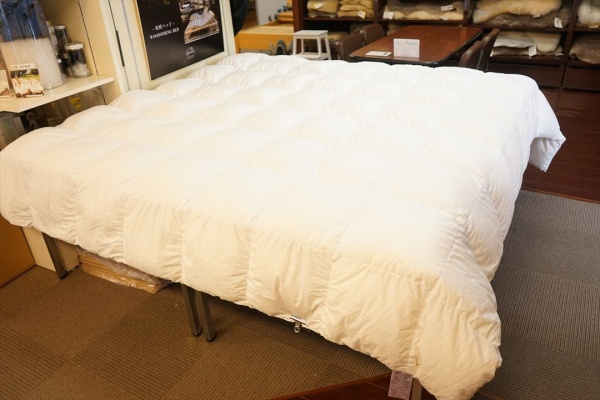 海外製のとても大きい108ｘ96インチの羽毛布団を231ｘ231ｃｍにリフォームしたい画像