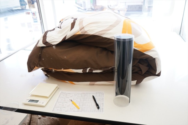 30年使ったダブル羽毛布団の生地が破れカバーは羽毛がいっぱいでリフォームが出来るのか見てほしい画像