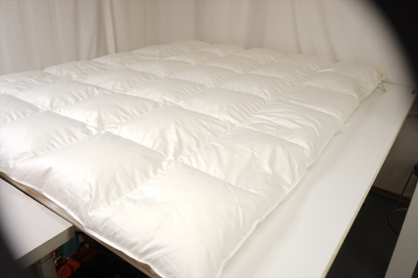 冬用レギュラー羽毛布団をポーランド産ホワイトグースの羽毛と80番手サテン生地でオーダーメイド別注画像