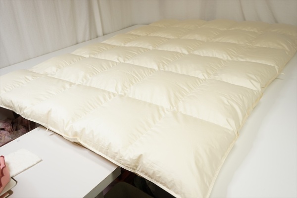 羽毛布団をリフォームされて、もう1枚新調でホワイトグース羽毛布団をご購入。画像